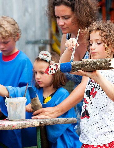 Kinder beim Malen - Kinderprogramm im Camp Mondseeland