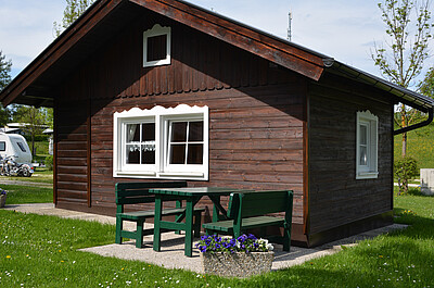 Außenansicht der Ferienhütte Schafberg im Camp Mondseeland