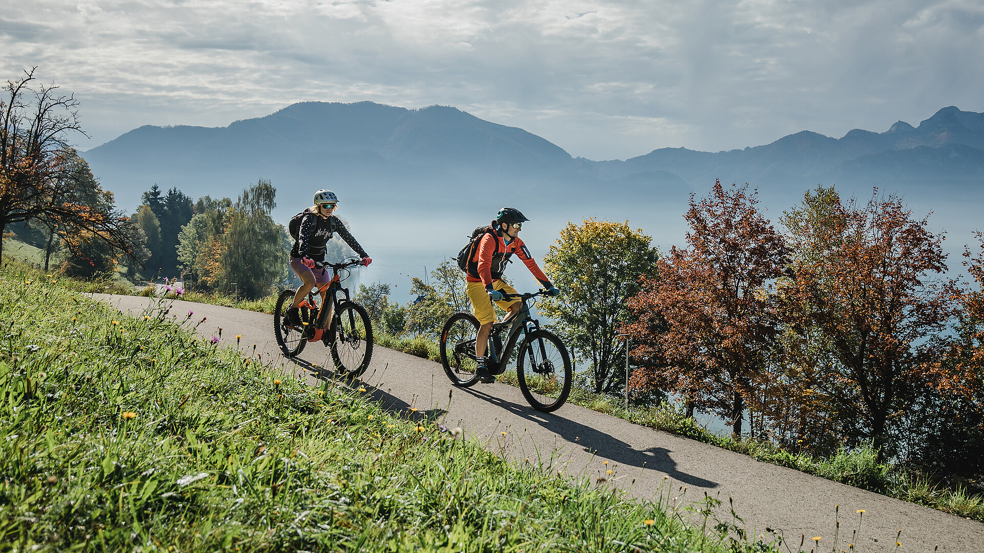Salzkammergut BergeSeen E-Trail Zwei Biker am Berg im Salzkammergut
