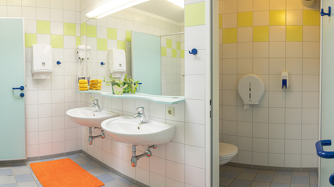 Bad mit zwei Waschbecken und Toilette in der Sanitäranlage vom Camp Mondseeland