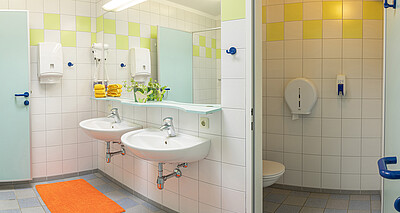 Bad mit zwei Waschbecken und Toilette in der Sanitäranlage vom Camp Mondseeland