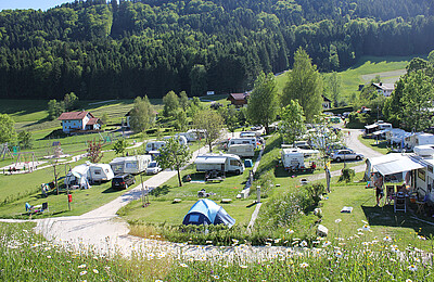 Wohnmobile am Premium Stellplatz im Camp Mondseeland