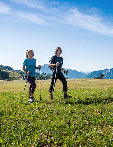 Paar beim Wandern im Mondseeland