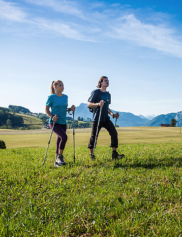 Paar beim Wandern im Mondseeland