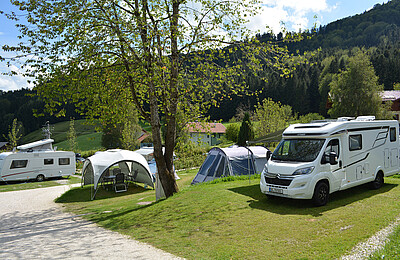 Wohnmobile am Komfort Stellplatz im Camp Mondseeland