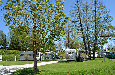 Wohnmobile am Premium Stellplatz im Camp Mondseeland