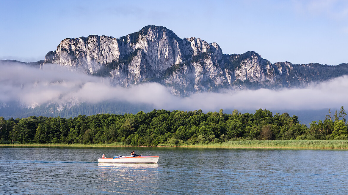 Boot im Mondsee, Blick auf Drachenwand