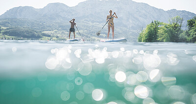 Paar beim Stand-up-Paddeling am Attersee