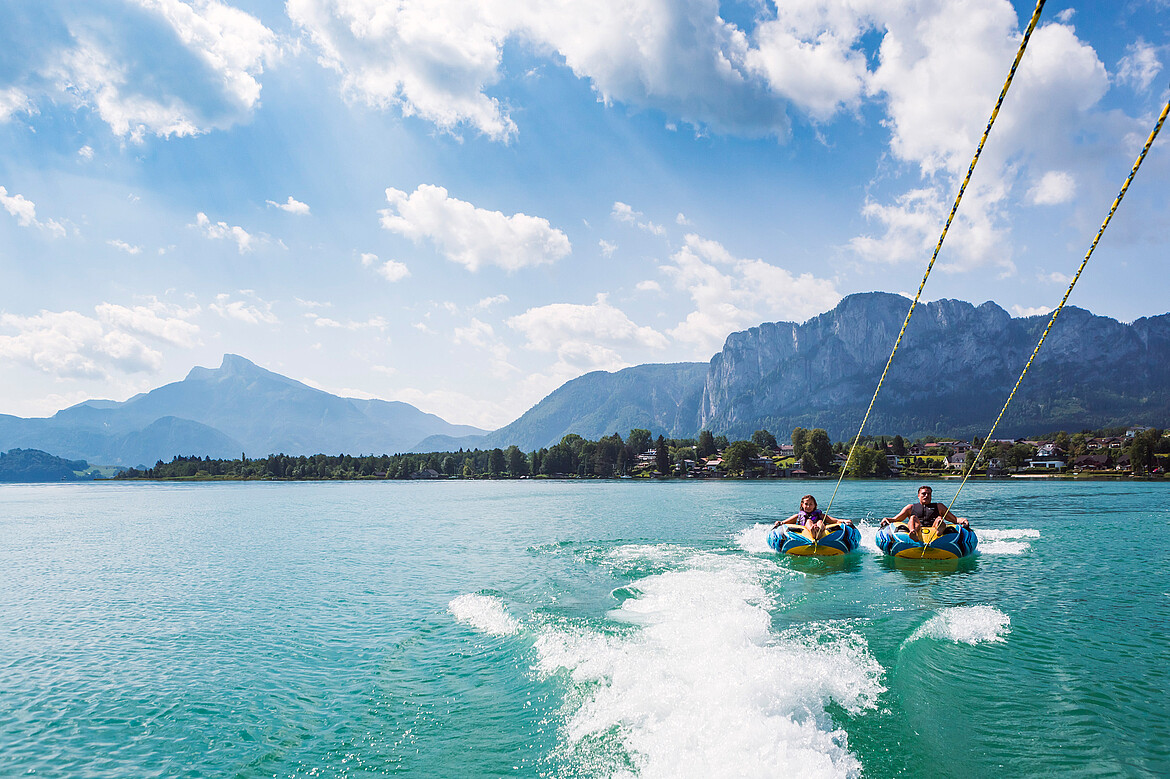 Paar bei Reifen-Fahrt am Mondsee