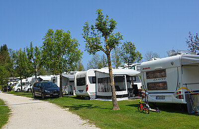Wohnmobile am Komfort Stellplatz im Camp Mondseeland