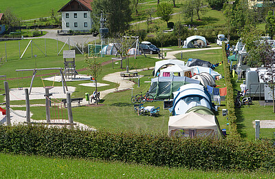 Zelte am Basic Stellplatz im Camp Mondseeland