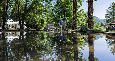 Älteres Paar spaziert am Teich im Camp Mondseeland