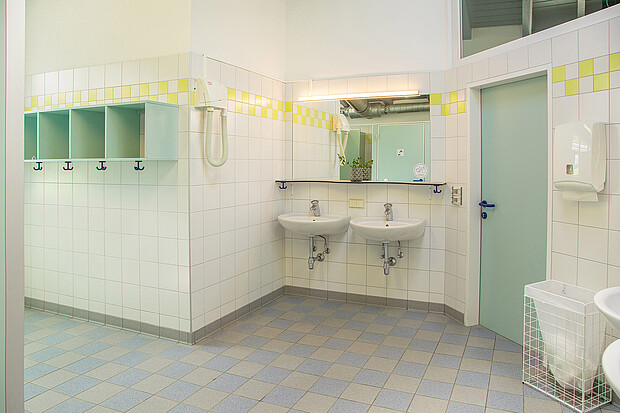 Bad mit zwei Waschbecken in der Sanitäranlage vom Camp Mondseeland
