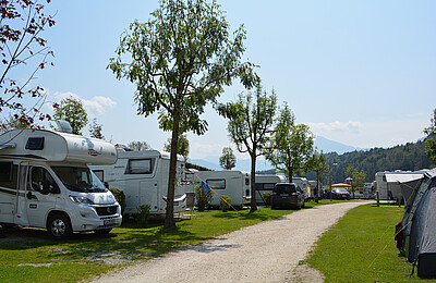 Wohnmobile am Komfort Stellplatz im Camp Mondseeland