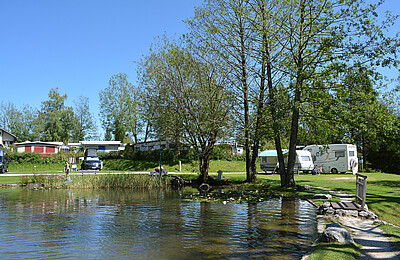 Premium Stellplätze am Teich im Camp Mondseeland