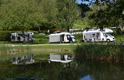 Premium Stellplätze am Teich im Camp Mondseeland