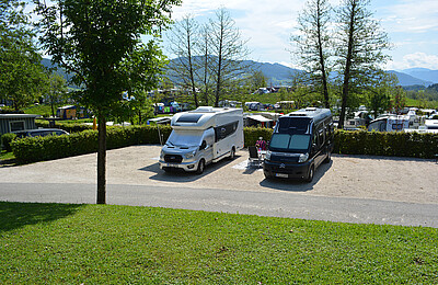 Zwei Wohnmobile am Basic Stellplatz im Camp Mondseeland