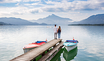 Paar steht am Steg am Mondsee