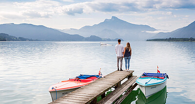 Paar steht am Steg am Mondsee