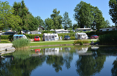 Premium Stellplätze am Teich im Camp Mondseeland