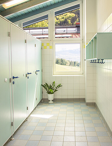 Toilettenkabinen in der Sanitäranlage vom Camp Mondseeland