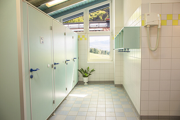 Toilettenkabinen in der Sanitäranlage vom Camp Mondseeland
