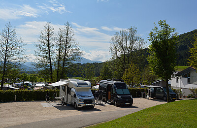 Drei Wohnmobile am Basic Stellplatz im Camp Mondseeland