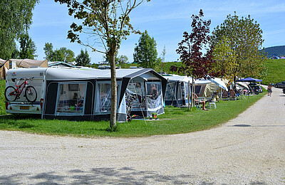Wohnmobile am Premium Stellplatz im Camp Mondseeland